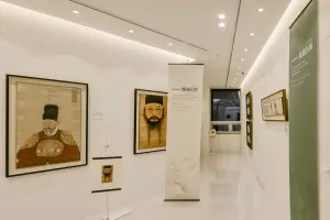 전통 초상화를 위한 모던 미니멀 갤러리 공간